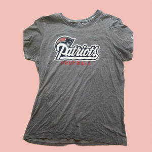Patriots Football Nike Tee – Soft Grey, Relaxed Fit